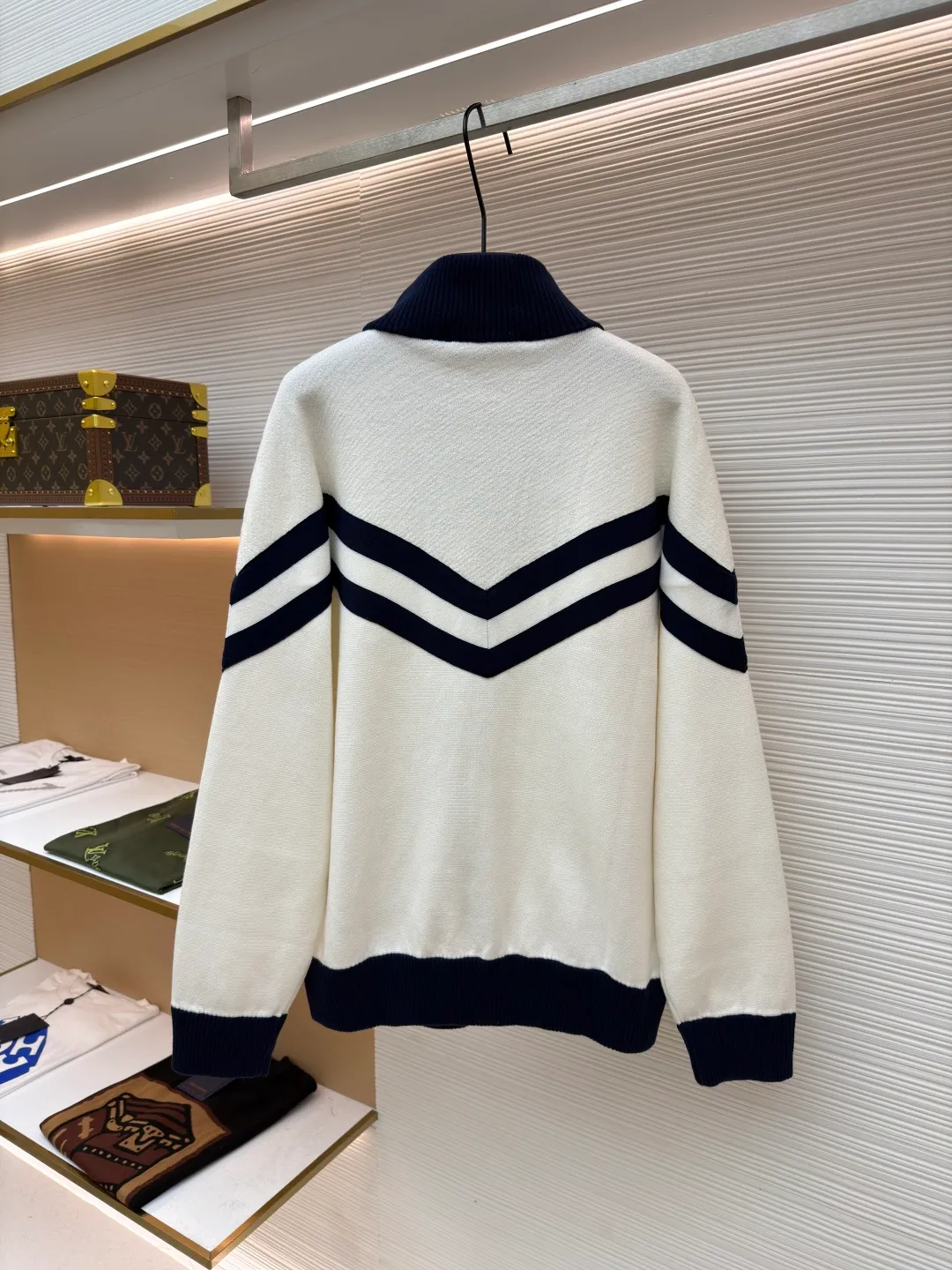 LOUISVUITTON line and color embroidered jacket ●Original version: 21300 purchased and developed ●Item number: 1680860-B75 ●Fabric: combed cotton fabric ●Technology: embroidery production ●Version: Fitted version ●Weight: about 965 grams ●Size: S-M-L-XL ●Description: The yarn is made of [2/40 count 100% combed cotton], It is made of [14-needle computer woven piece], the whole piece is solid sesame base, [about 160 minutes], the blue and white strips are [hair hanging method], and the weaving time is longer [about 70 minutes]; when sewing, the hem ribs and cuff ribs need to be [stitched in double layers], the collar bone is wrapped so that it does not show up, [the collar needs to be sewn twice], the bottom bone and the shirt body bone are not in the same line When sewing the sleeves, you need to sew in a circle, which takes a long time to sew. After embroidering, you need to carve the blue and white strips of tape and the zipper. When flat sewing, you need to pay special attention to the straight position of the straps, which can easily become skewed. The zipper is [inside the rib position], and the collar is very high. It is difficult to sew the zipper. The entire production process requires too many steps, and the wool is white, so it is very easy to get dirty, which increases the finishing time and the defective rate. The overall wiring is straight and delicate, the fabric is comfortable and soft, and the color is consistent without color difference. It can be matched with the same style to create a fashionable look and control various occasions. Customized accessories, complete with three standards, same style for men and women!